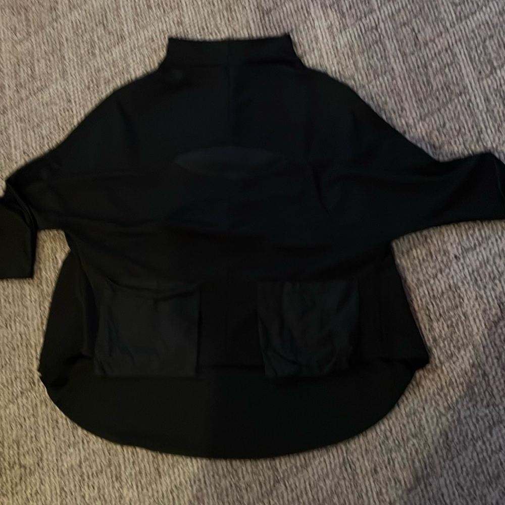 Mock black 3/4 sleeve pocket detail